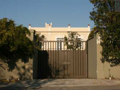Foto 10. Superato un distributore di benzina, troviamo sulla sinistra una tenuta d�epoca celata quasi del tutto da un moderno cancello marrone che ne smorza il tono �antico� e da cui fa capolino una parte di edificio semplice ma elegante. E� di color crema e percorso da tre ampie finestre bianche 